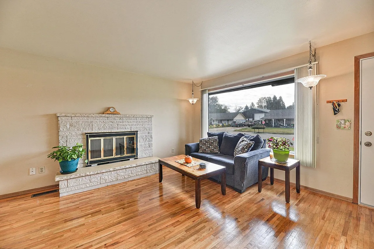 3 bed, 1923 sqft, $2,700 — Photo 3