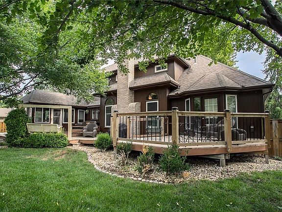 3rd image of 2900 NW Westbrooke Cir