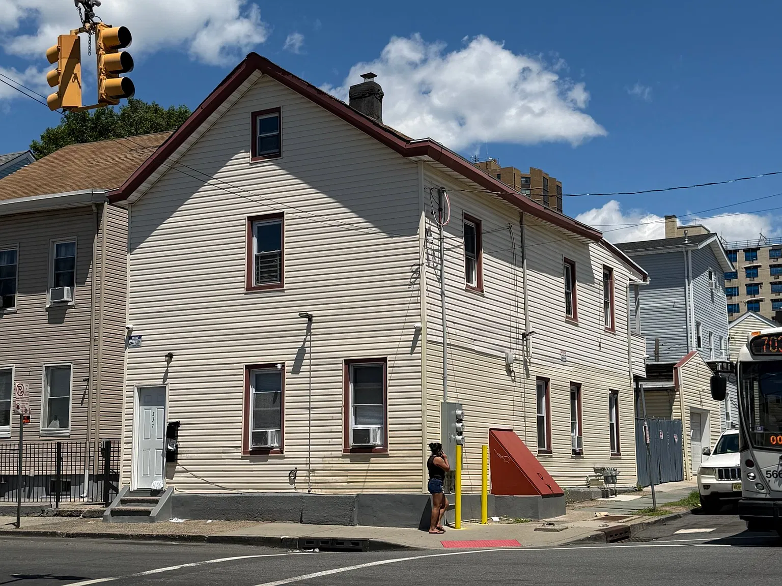 3 bed, 1000 sqft, $2,100 — Photo 1