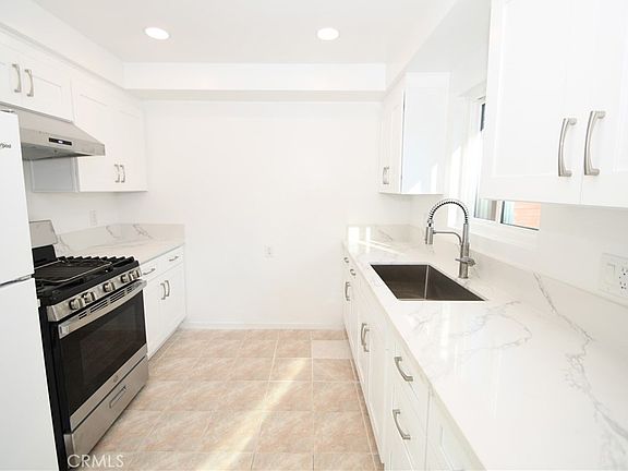4th image of 2706 Robinson St