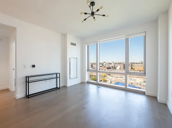 75 Park Lane South image 4 of 23