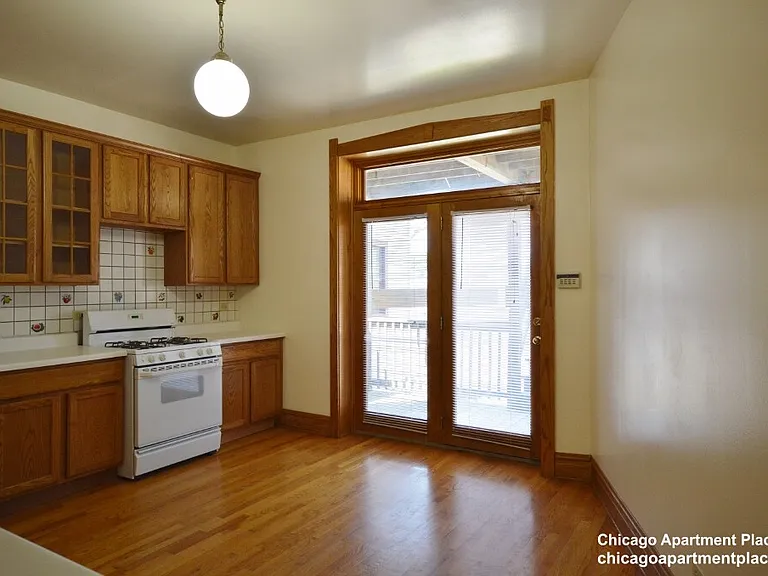 2118 W Berteau Ave #2 — Photo 5