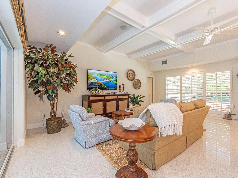 910 Seagrape Ln — Photo 23
