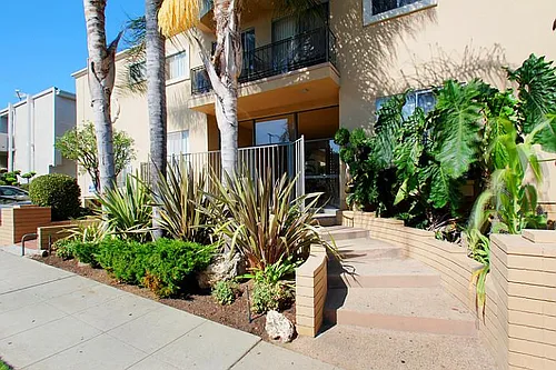 1640 Barry Ave Photo 1