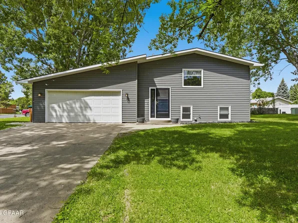 1915 5th Ave NW, East Grand Forks, MN 56721