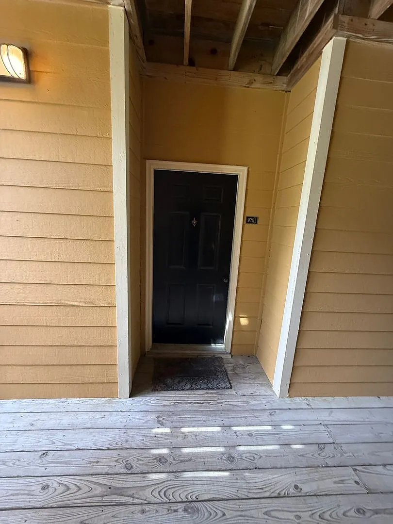 Mercer Point Condominiums — Photo 2