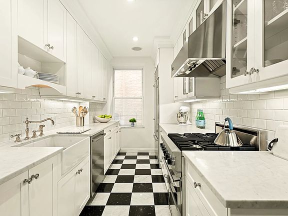 2nd image of 103 E 84th St #3C