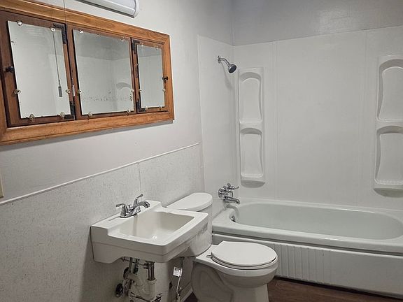 4th image of 112 W 1st St #1