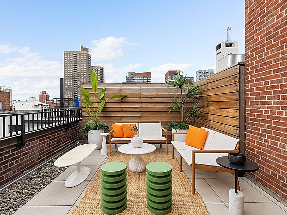 3rd image of 416 W 52nd St Unit Penthouse 823