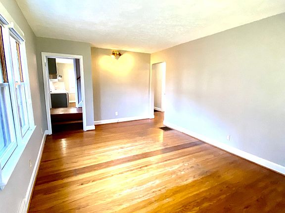 3rd image of 2225 Hawthorne Ave