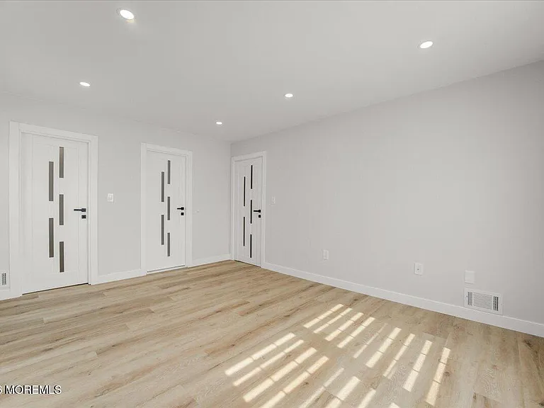 341 Danbury Ln — Photo 20