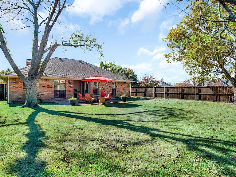 8060 Christie Dr — Photo 17