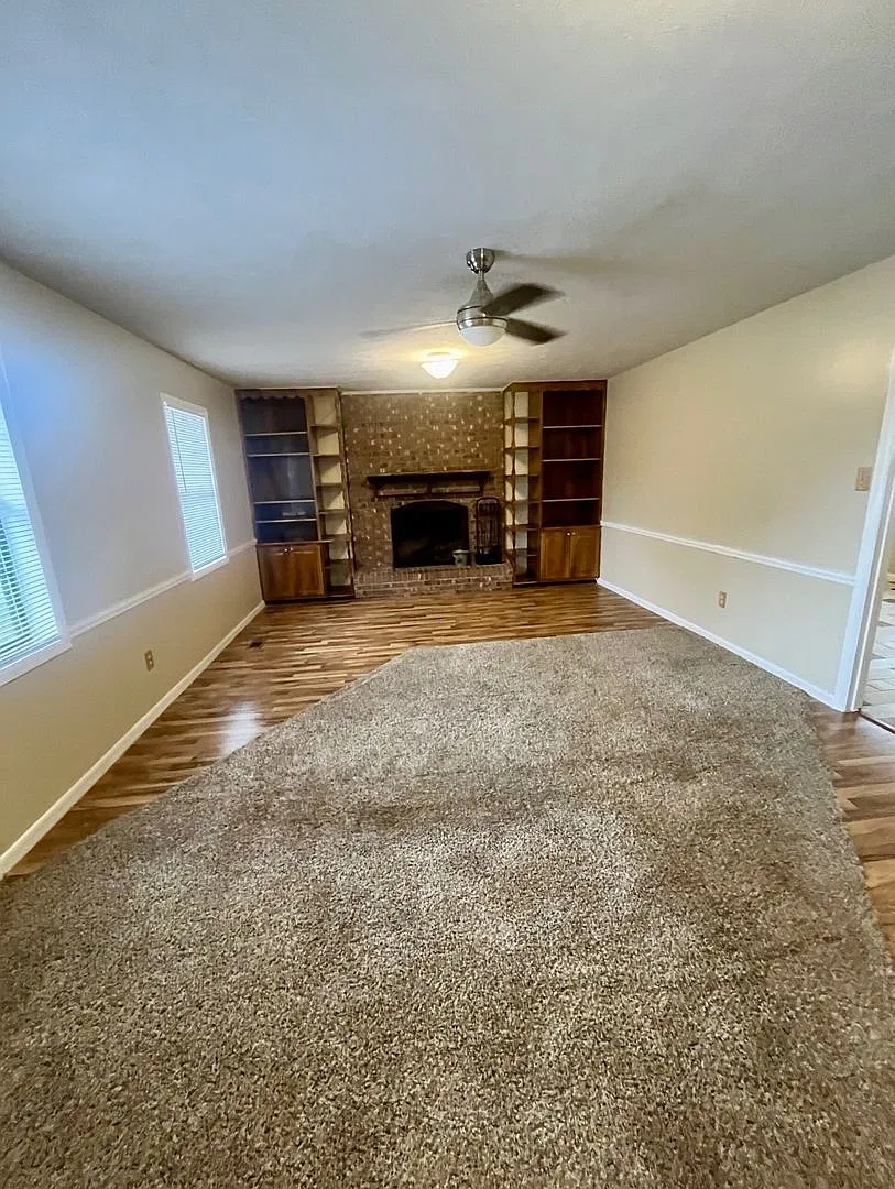 3 Bed 1.5 Bath House with Garage & Fenced in backyard — Photo 4