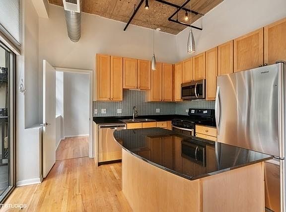 4th image of 758 N Larrabee St #98