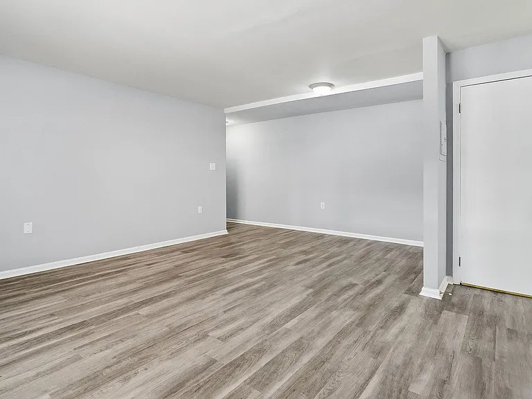 Waters Edge Apartments — Photo 48