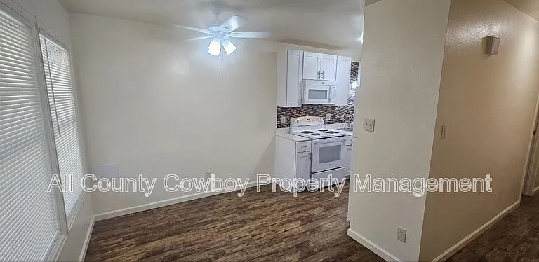 1017 E 8th St — Photo 3