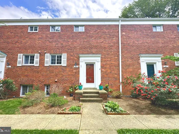 1919 N Quaker Ln, Alexandria, VA 22302