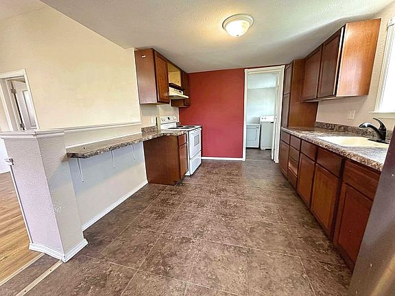 3rd image of 1004 Jefferson St