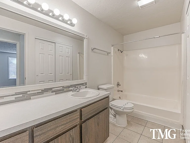 Willow Creek Apartments — Photo 15
