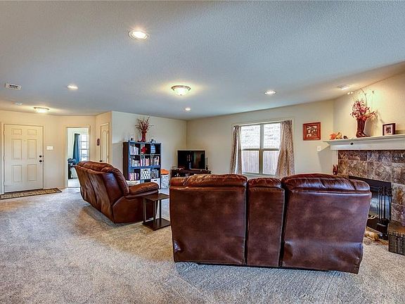 4th image of 3116 Buckthorn St