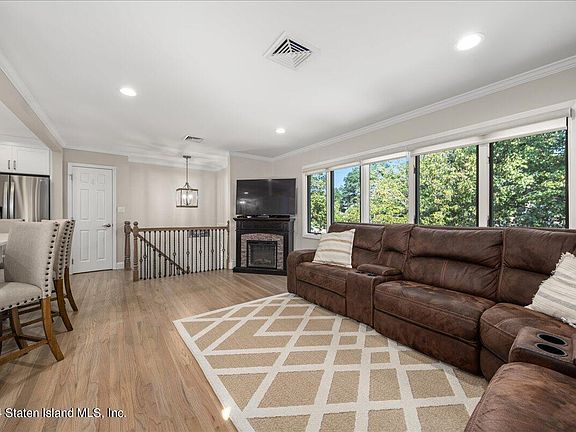 5th image of 479 Craig Ave
