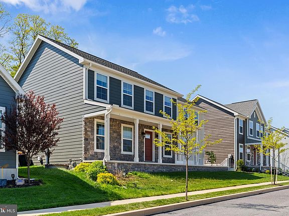 2nd image of 2425 Hawthorne Dr