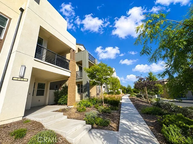 4 bed, 3.5 bath, 2732 sqft, $5,980 — Photo 2