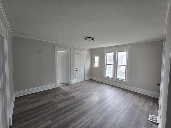 3rd image of 339 Ryerson Ave #2