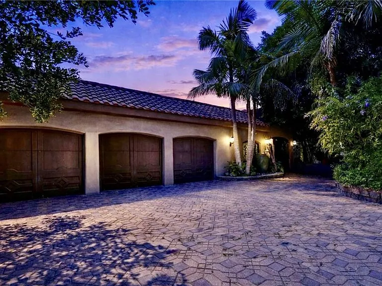 7218 Mulholland Dr — Photo 17