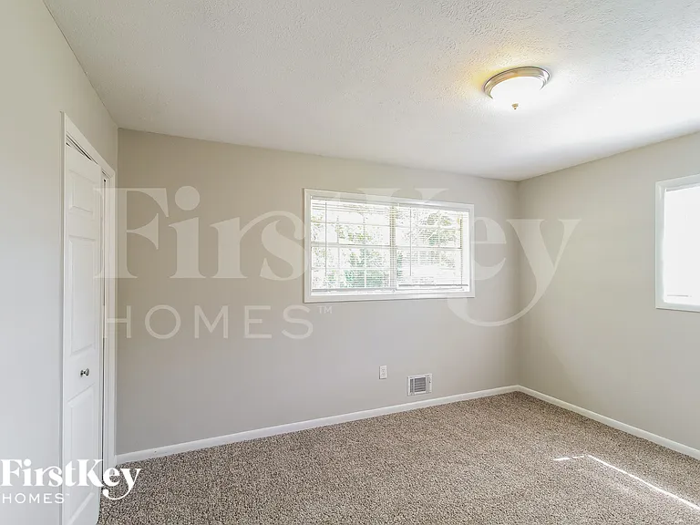 1021 Meadowbrook Ln NW — Photo 10