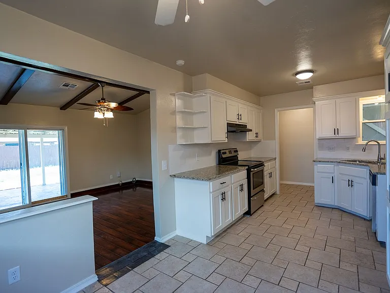 932 NW 9th St — Photo 8