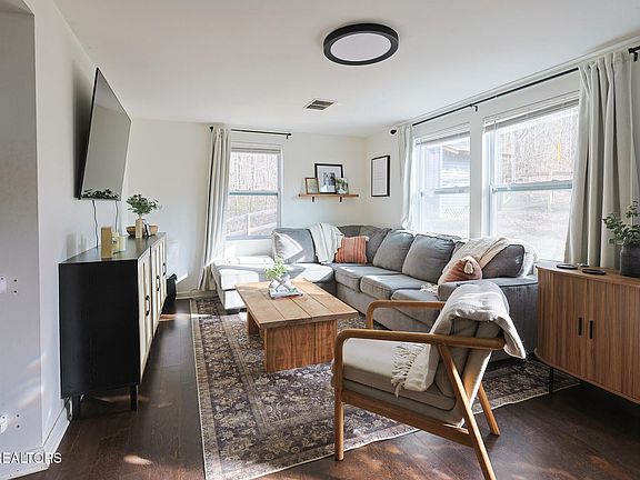 4th image of 1104 Stony Point Rd