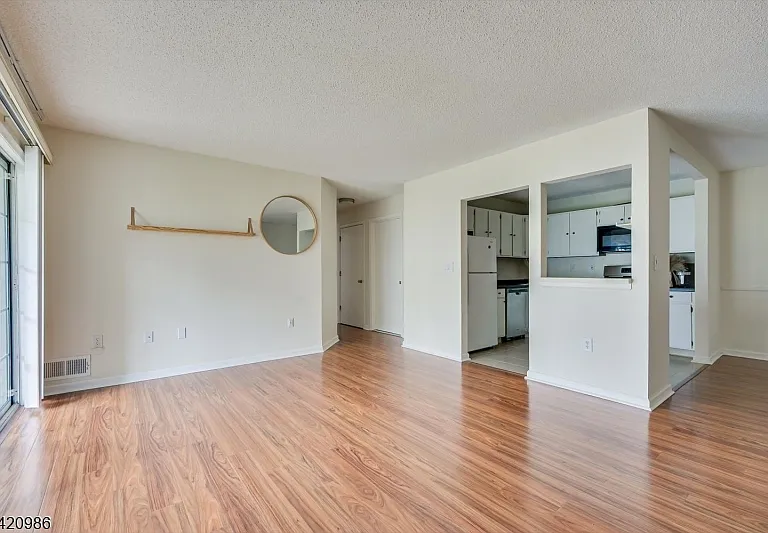 69 Amberly Ct — Photo 4