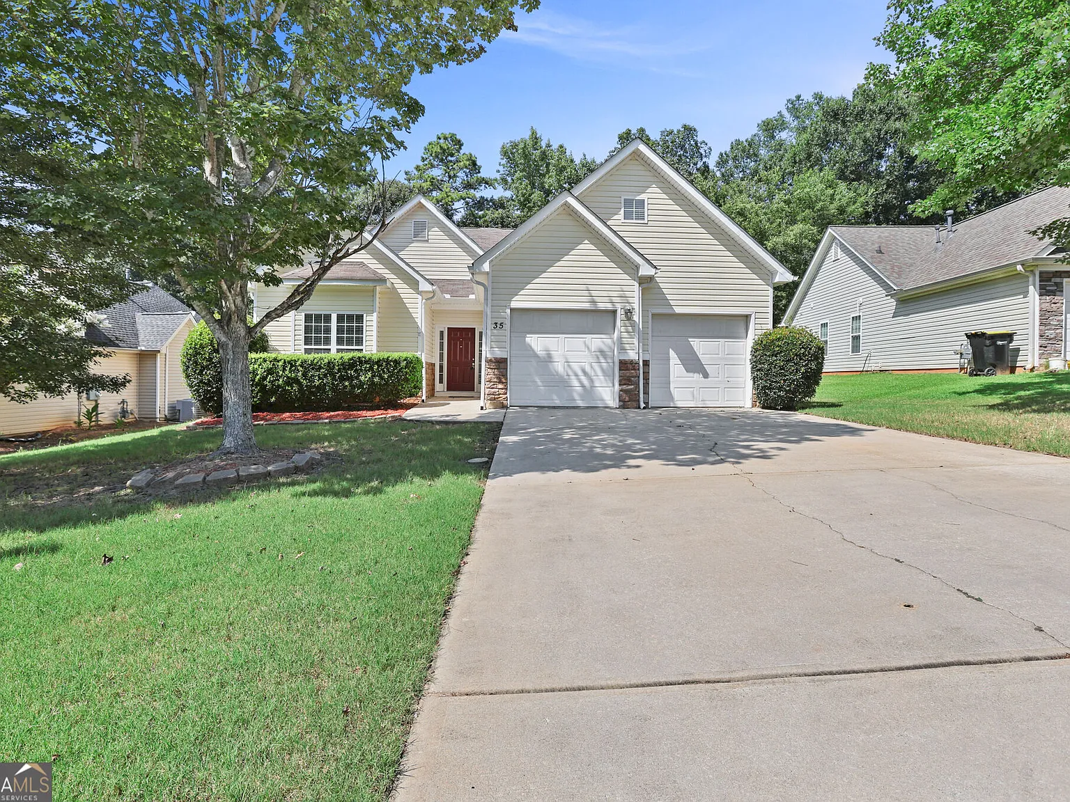 3 bed, 2.0 bath, 1396 sqft, $2,100 — Photo 2