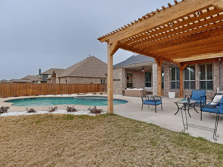 1107 Devonshire Dr S — Photo 32