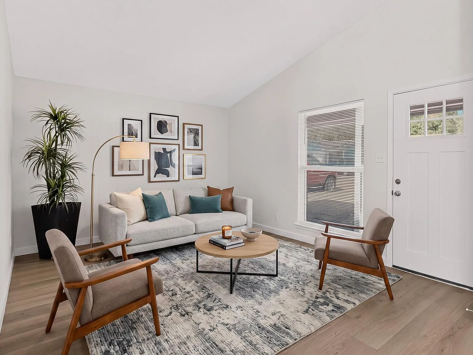 3 bed, 1.5 bath, 1014 sqft, $1,895 — Photo 2