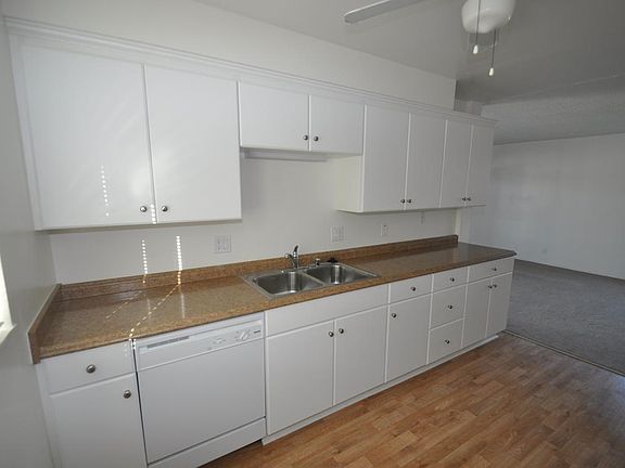 5th image of 913 W Balboa Blvd