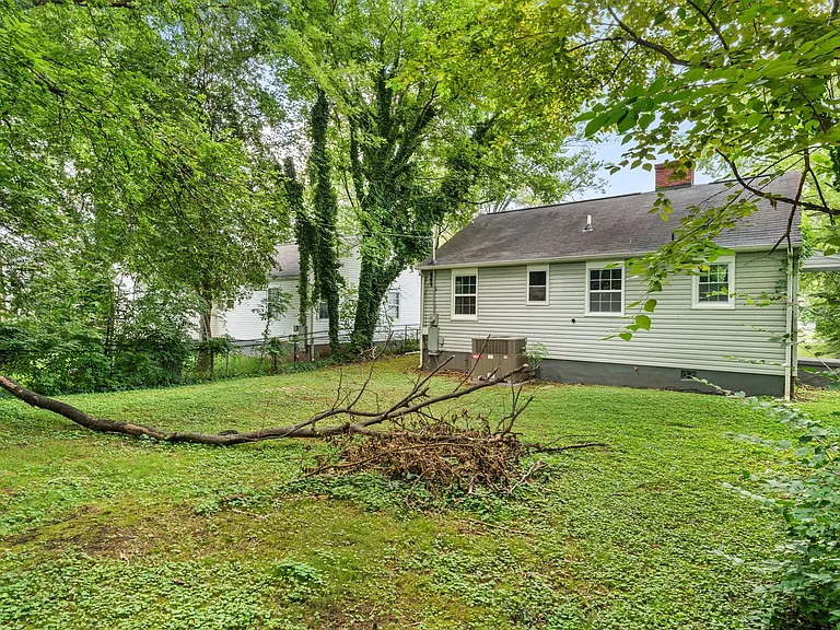 2124 Woodbine Ave — Photo 18
