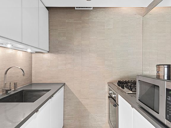 4th image of 101 W 12th St APT 11T