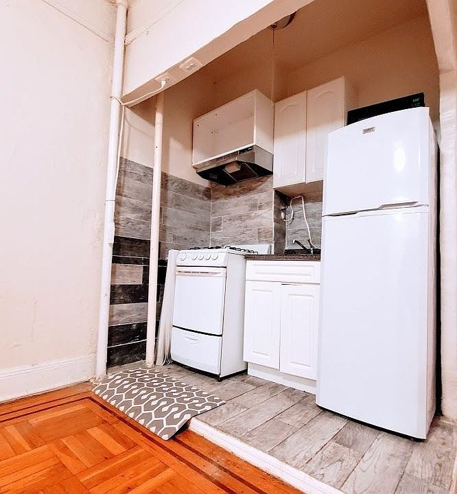 1st image of 300 E 70th St #3BB