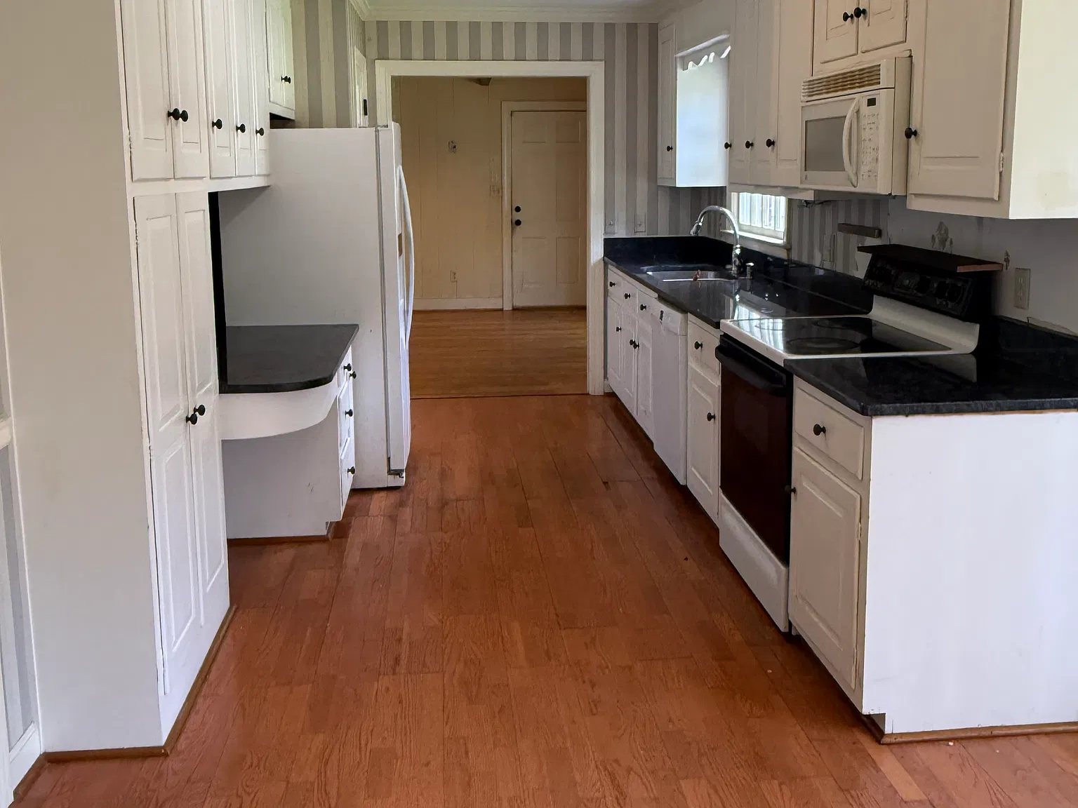 4 bed, 2600 sqft, $3,000 — Photo 4