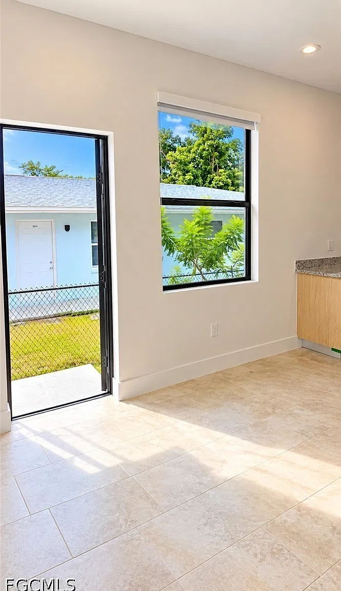 3 bed, 2.0 bath, 1200 sqft, $2,050 — Photo 4