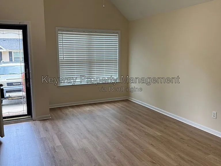 615 Goodale Ln — Photo 2