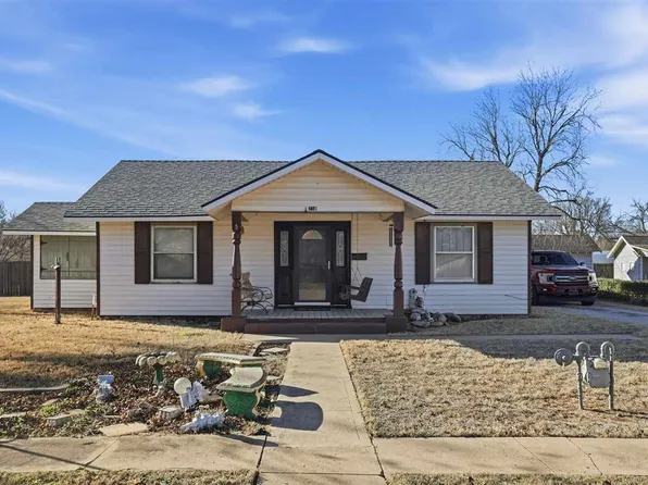 210 S Oak Ave, Hennessey, OK 73742