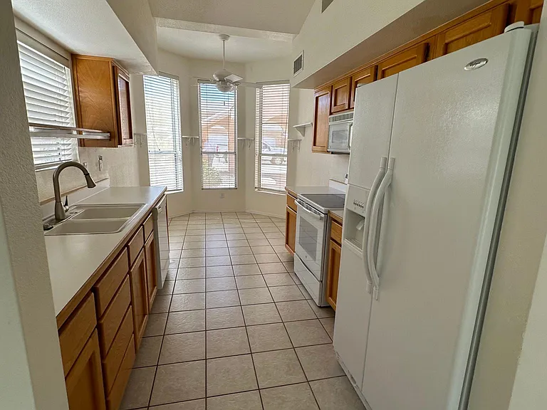 10457 S Avenida La Primera — Photo 6