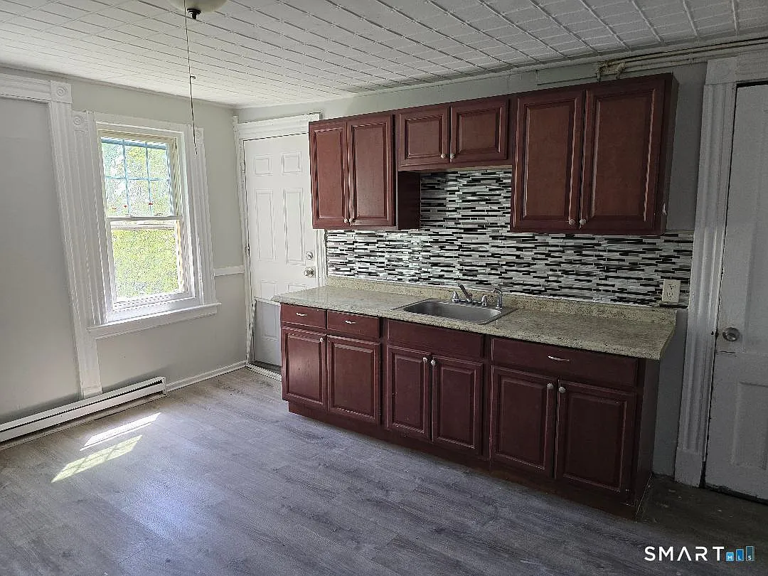 3 bed, 1.0 bath, 1076 sqft, $1,400 — Photo 4