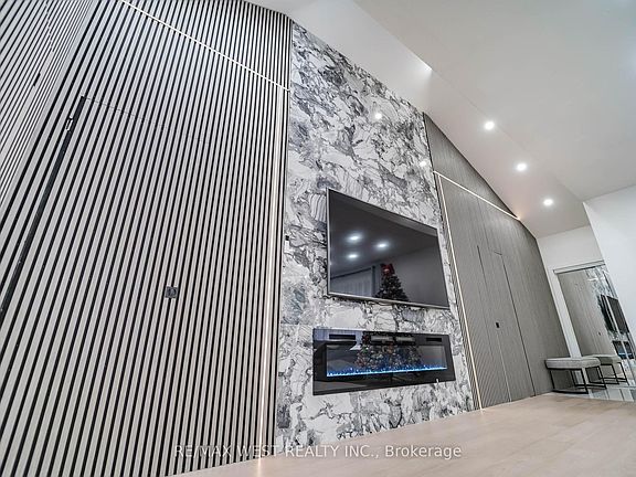 4th image of 7118 Yonge St