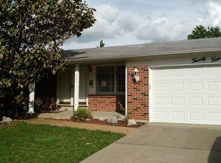 2420 N Pointe Ln, Florissant, MO