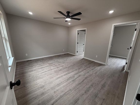5th image of 939 Holstein Lane