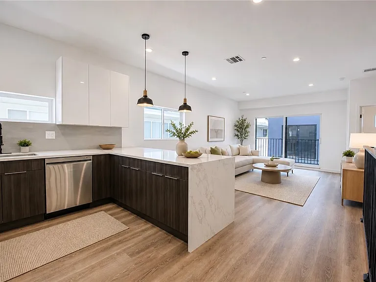 5235 Satsuma Ave — Photo 3